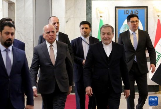 12月6日，伊拉克副總理兼外長侯賽因（中左）在巴格達會見伊朗外長阿拉格齊（中右）。新華社發(fā)（哈利勒·達伍德攝）