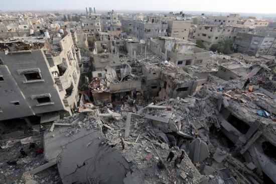 這是12月7日在加沙地帶中部努賽賴特難民營拍攝的遭以軍轟炸后的建筑廢墟。新華社發(fā)（里澤克·阿卜杜勒賈瓦德攝）