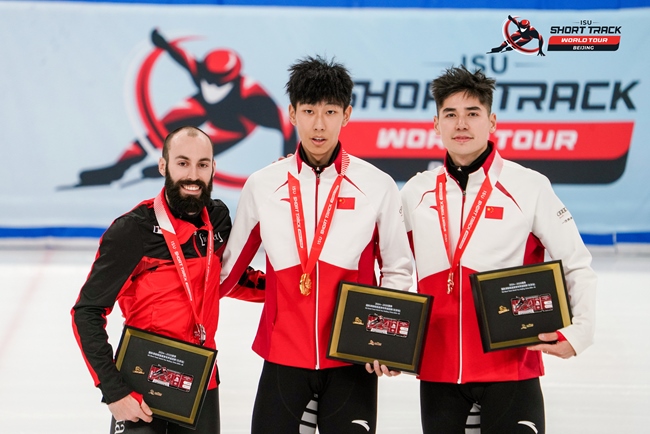 男子500米頒獎儀式，中國選手孫龍(中)奪得冠軍，加拿大選手杜博伊斯(左)獲得亞軍，中國選手劉少昂獲得季軍。賽事組委會供圖