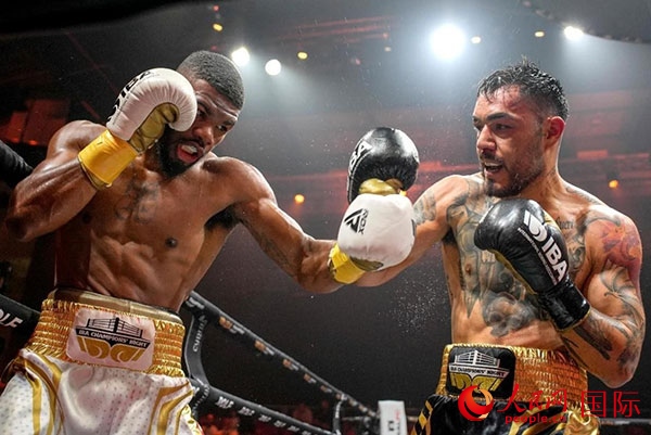 來自剛果民主共和國的帕特里克·穆卡拉（右）獲得了非洲80公斤級冠軍。人民網(wǎng) 塔里克·易卜拉欣攝