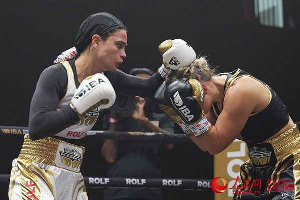 來自伊朗和羅馬尼亞的女選手進行了墊場賽。人民網(wǎng) 塔里克·易卜拉欣攝