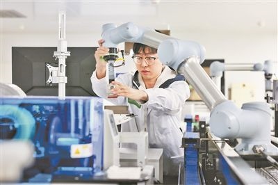 廣東省深圳市科研人員在實驗室調(diào)試智能機器人。視覺中國供圖
