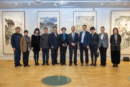中國駐瑞典大使崔愛民與畫展主辦方人員合影。中國駐瑞典大使館供圖
