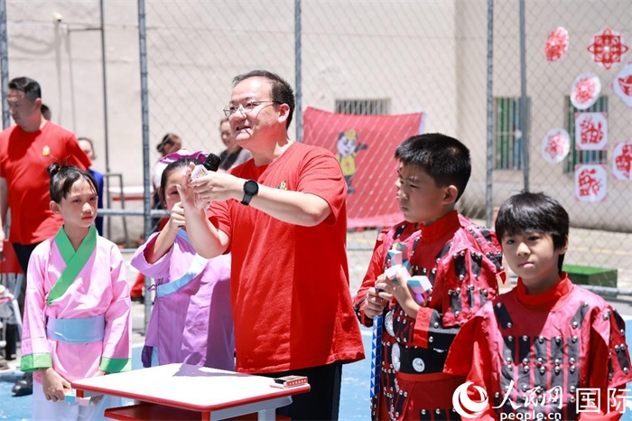 趣味數(shù)學(xué)節(jié)目以富有創(chuàng)意的數(shù)字游戲和魔尺變幻為亮點，激發(fā)了孩子們的數(shù)學(xué)思維與想象力。人民網(wǎng)記者 陳海琪攝