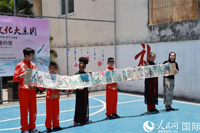 《一書一畫》展現(xiàn)了小營員們的繪畫技巧。人民網(wǎng)記者 陳海琪攝