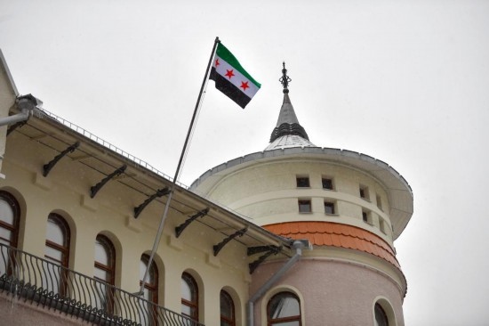 12月9日，在俄羅斯首都莫斯科，敘利亞駐俄羅斯使館升起代表敘利亞反對(duì)派的旗幟。新華社發(fā)（亞歷山大攝）