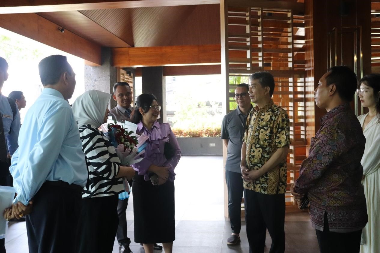 馬蒂尼與師生交流。烏達(dá)雅納大學(xué)旅游孔子學(xué)院供圖