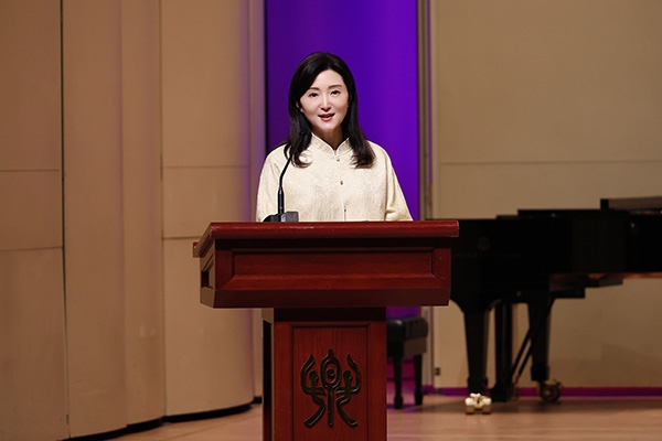 中央音樂學(xué)院黨委書記、中國民族管弦樂學(xué)會胡琴專業(yè)委員會會長于紅梅致辭。中國民族管弦樂學(xué)會胡琴專業(yè)委員會供圖