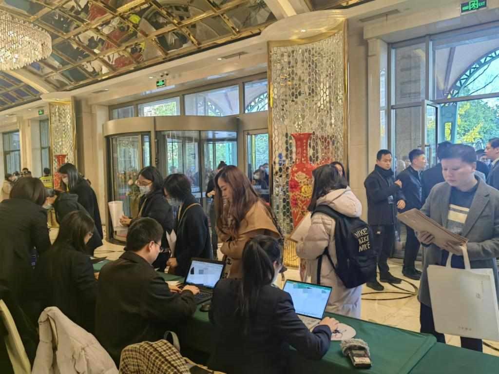 12月12日，第十批國(guó)家組織藥品集中帶量采購現(xiàn)場(chǎng)。新華社記者龔雯 攝