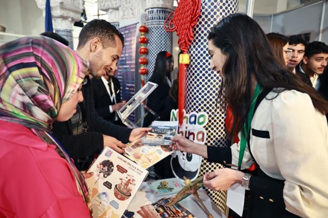 摩洛哥觀眾在中國展臺前觀看宣傳資料。拉巴特中國文化中心供圖