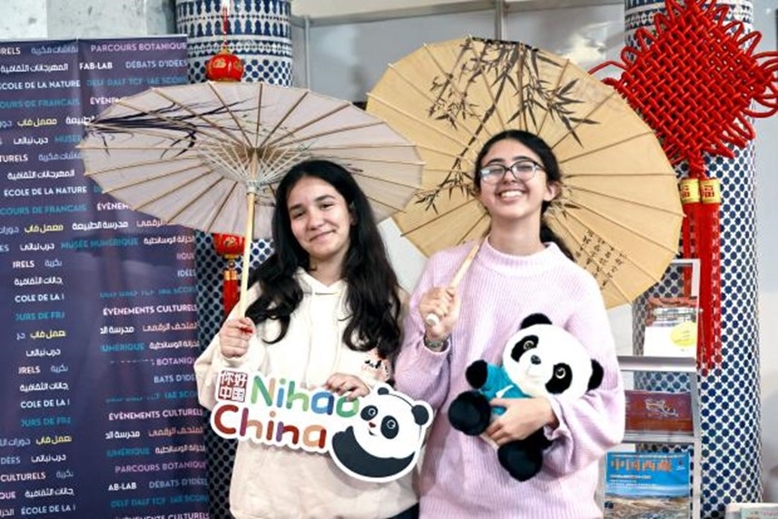 兩名女孩在合影。拉巴特中國文化中心供圖