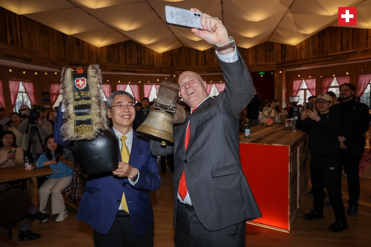 瑞士駐華大使白瑞誼與北京市西城區(qū)委副書記、代區(qū)長郅海杰搖響瑞士牛鈴，共同為小木屋揭幕。瑞士駐華大使館供圖