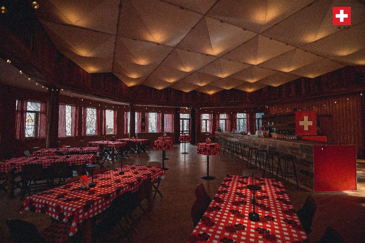 瑞士小木屋內(nèi)飾采用瑞士紅、森林棕與雪山白三種主色調(diào)，營造出自然與現(xiàn)代交融的氛圍。瑞士使館供圖