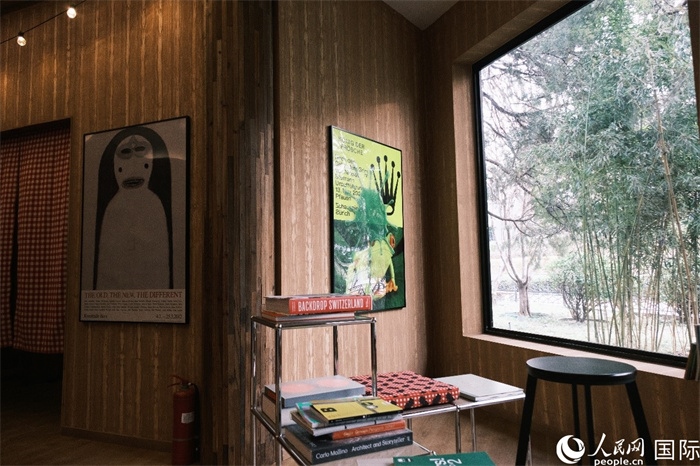 小木屋室內(nèi)一角體現(xiàn)出時(shí)尚簡約的瑞士元素。人民網(wǎng) 實(shí)習(xí)生黃睿攝