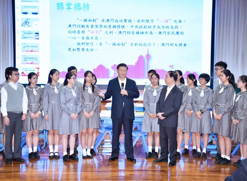 △2019年12月19日，在濠江中學(xué)附屬英才學(xué)校觀摩以“‘一國兩制’與澳門”為題的中國歷史公開課后，習(xí)近平主席走到學(xué)生中間即席發(fā)表重要講話。