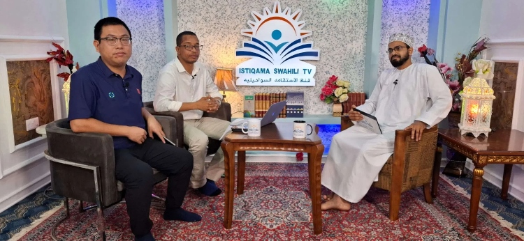 牛曉兵主任參與當(dāng)?shù)仉娨暸_訪談。中國援桑醫(yī)療隊(duì)供圖