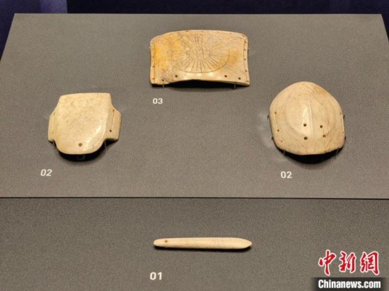 12月14日，“文明先鋒—凌家灘文化玉器展”在故宮博物院文華殿開幕。圖為展覽現(xiàn)場的玉龜、玉版和玉簽。 中新社記者 應妮 攝