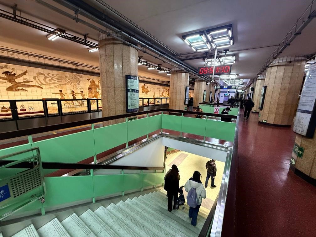 乘客從北京地鐵2號線東四十條站走“站中站”換乘地鐵3號線。新華社記者張驍 攝