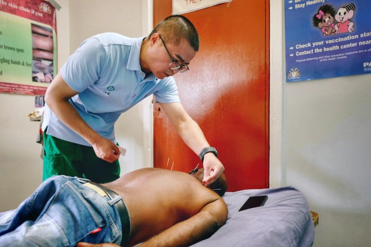 第20期中國(guó)（江蘇）援圭亞那醫(yī)療隊(duì)在圭偏遠(yuǎn)的林登高速社區(qū)開(kāi)展義診。中國(guó)援圭醫(yī)療隊(duì)供圖