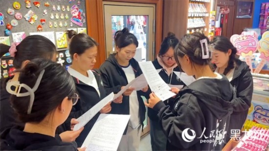 工會(huì)組織企業(yè)職工開展技能培訓(xùn)活動(dòng)。人民網(wǎng)記者 張哲鑫攝