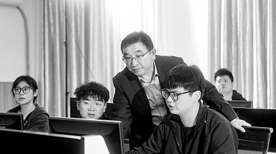 于濤教授對(duì)團(tuán)隊(duì)成員進(jìn)行技術(shù)指導(dǎo)。資料圖片