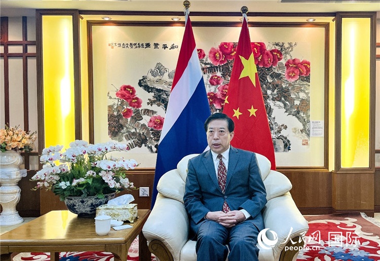 2024年12月10日，中國駐泰國大使韓志強(qiáng)在泰國曼谷接受中國—東盟中心（ACC）組織的“多彩東盟：2024年中國媒體東盟行”媒體團(tuán)采訪。人民網(wǎng)記者 羨江楠攝