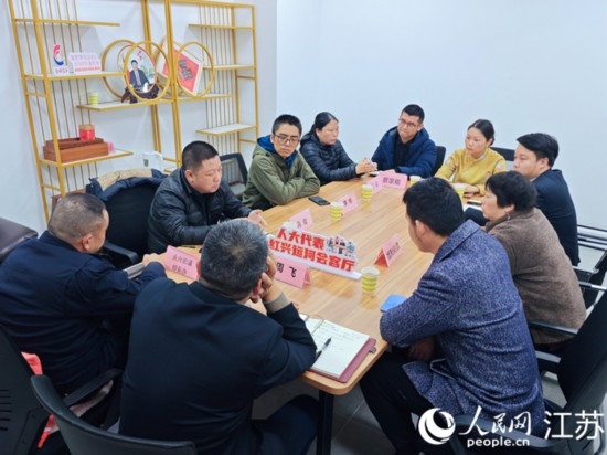 “紅興會(huì)客廳”，一場(chǎng)助企紓困協(xié)調(diào)會(huì)正在進(jìn)行。人民網(wǎng) 徐晨曦?cái)z