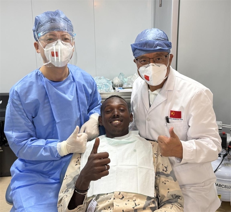 援吉醫(yī)療隊(duì)口腔科王瑋主任與“和平方舟”號(hào)醫(yī)院船醫(yī)務(wù)人員共同為一名當(dāng)?shù)匮浪柩谆颊咴\療。中國(guó)（山西）第23批援吉布提醫(yī)療隊(duì)供圖