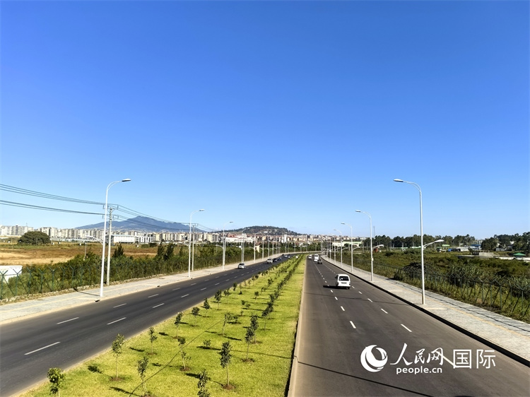 新近完工的埃塞俄比亞卡里提環(huán)線—布爾布拉—克林圖公路遠(yuǎn)景。張洪衛(wèi)攝