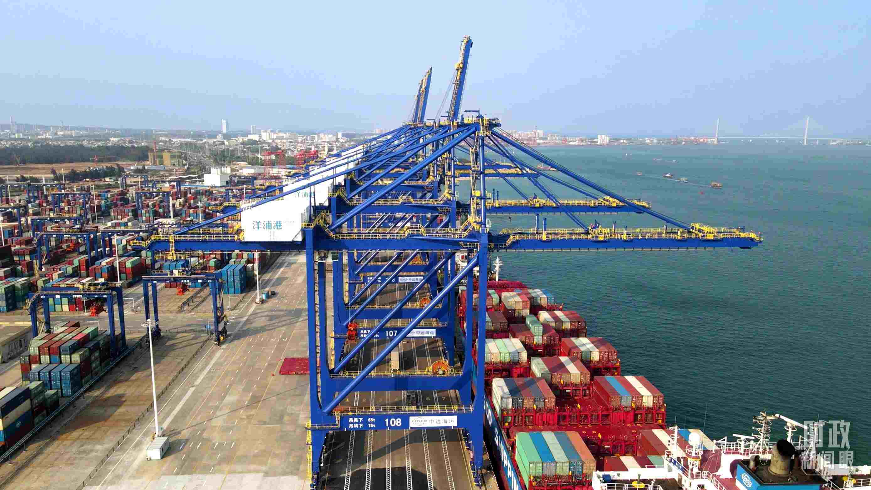 海南洋浦國(guó)際集裝箱碼頭小鏟灘港區(qū)。（總臺(tái)央視記者彭漢明拍攝）