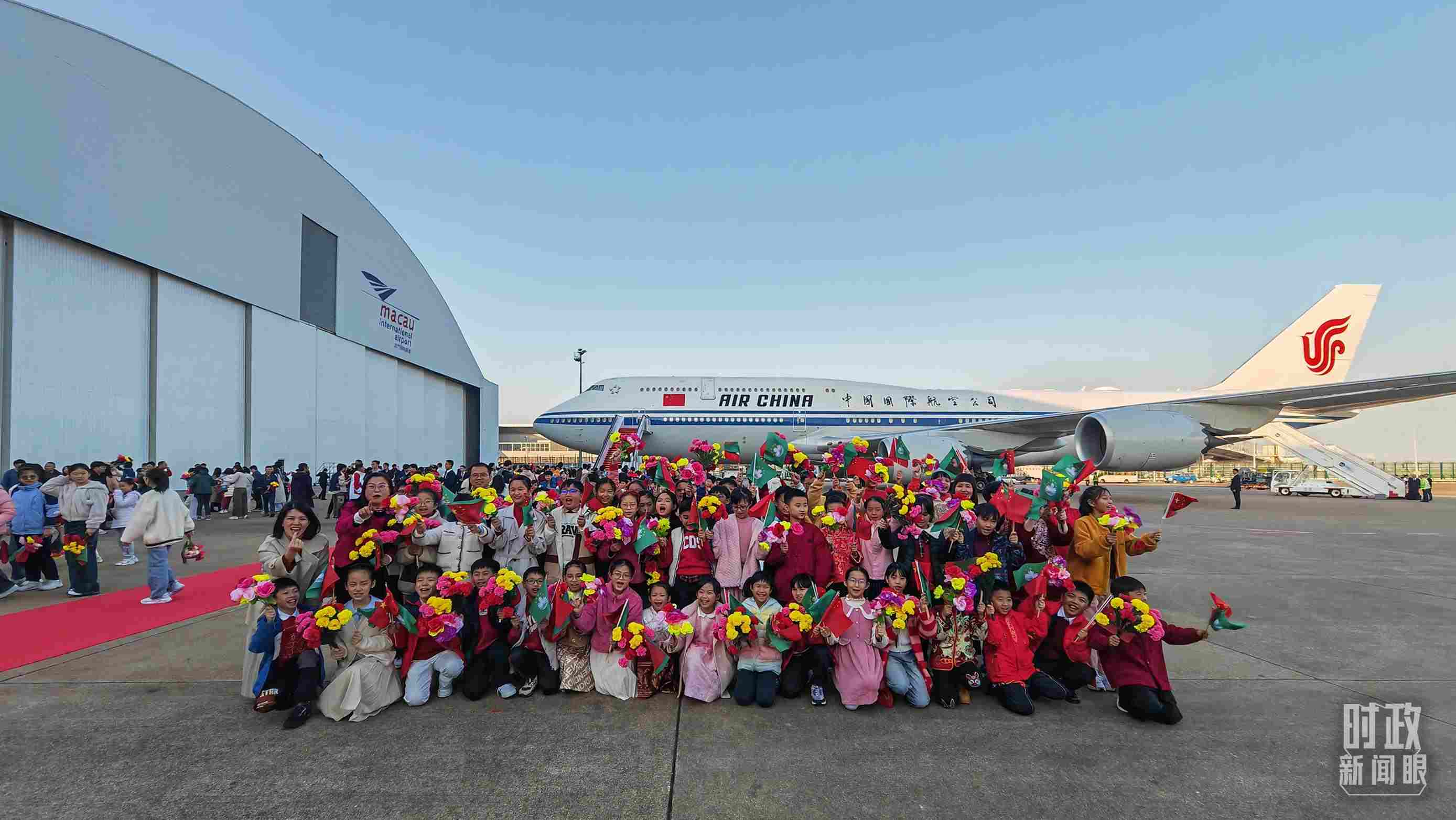 △歡迎儀式后，歡迎人群合影留念。（總臺央視記者劉琦拍攝）