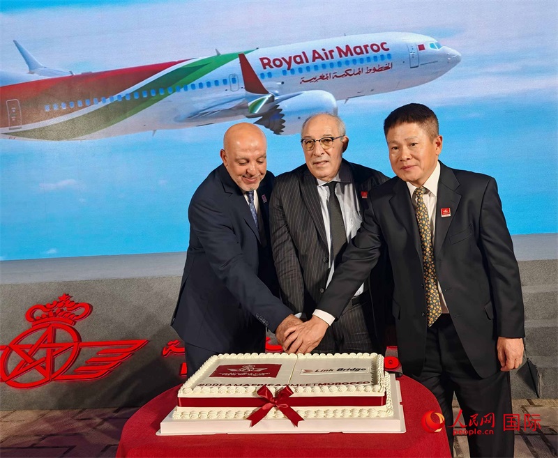 中摩雙方嘉賓共同切蛋糕，慶祝兩國直飛復(fù)航。人民網(wǎng)記者 李琰攝