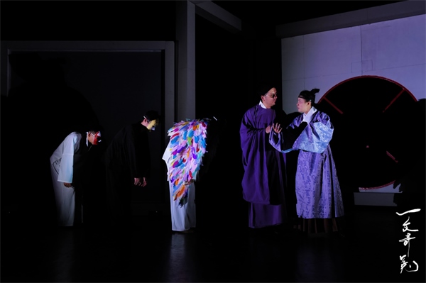 《一文奇冤》劇照。中國(guó)國(guó)家話劇院供圖