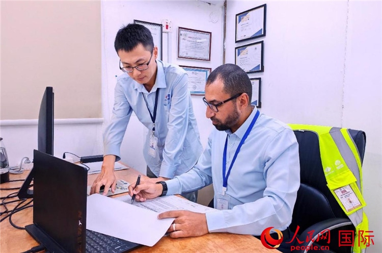 中外員工共同跟進(jìn)項(xiàng)目進(jìn)展。人民網(wǎng)記者 管克江攝