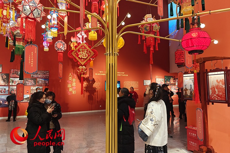 12月21日，觀眾正在參觀“過年——春節(jié)主題展”。人民網記者 韋衍行攝
