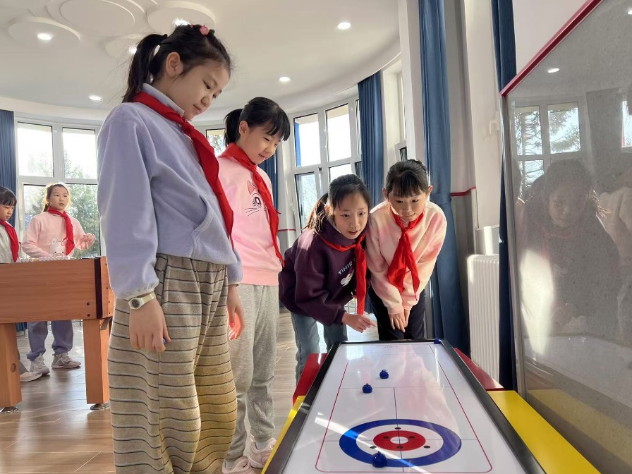 學(xué)生們在少先隊(duì)大廳進(jìn)行課間活動(dòng)。人民網(wǎng) 白炅攝