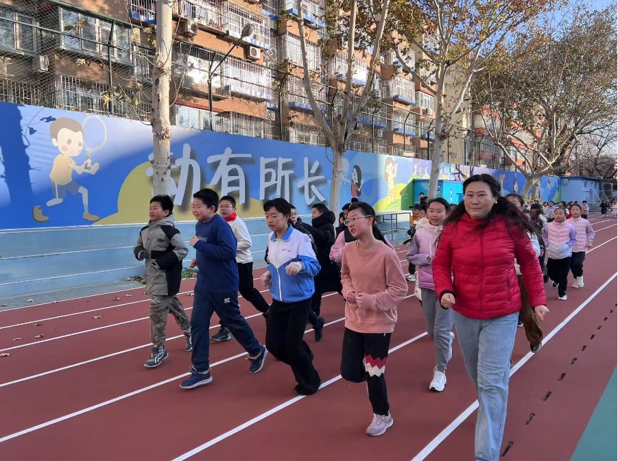 學(xué)生們在班主任陪同下跑步。人民網(wǎng) 白炅攝