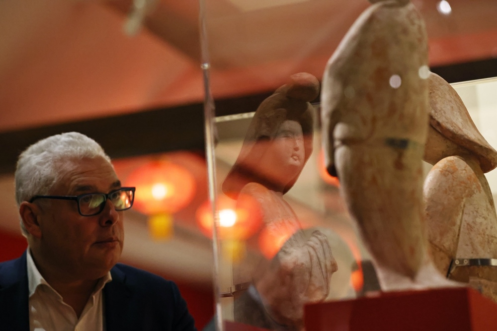 2024年11月18日，在位于法國巴黎的吉美國立亞洲藝術(shù)博物館，一名觀眾參觀“中國·唐——一個多元開放的朝代（7至10世紀）”展覽。新華社記者 高靜 攝