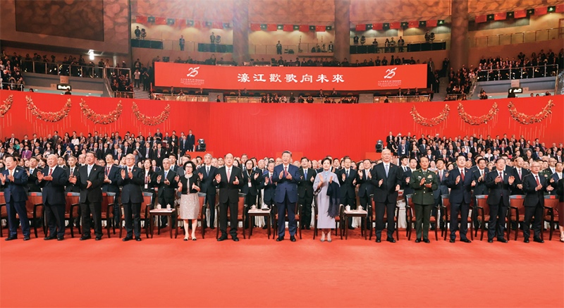 2024年12月19日晚，慶祝澳門回歸祖國(guó)25周年文藝晚會(huì)在澳門東亞運(yùn)動(dòng)會(huì)體育館舉行。中共中央總書記、國(guó)家主席、中央軍委主席習(xí)近平觀看演出。晚會(huì)最后，習(xí)近平同全場(chǎng)觀眾一起高唱《歌唱祖國(guó)》。 新華社記者 丁林/攝