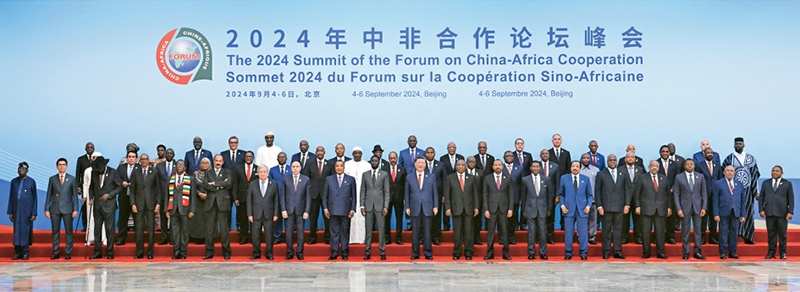 2024年9月5日上午，國(guó)家主席習(xí)近平在北京人民大會(huì)堂出席中非合作論壇北京峰會(huì)開幕式并發(fā)表主旨講話。這是開幕式前，習(xí)近平同出席峰會(huì)的外方領(lǐng)導(dǎo)人集體合影。 新華社記者 饒愛民/攝