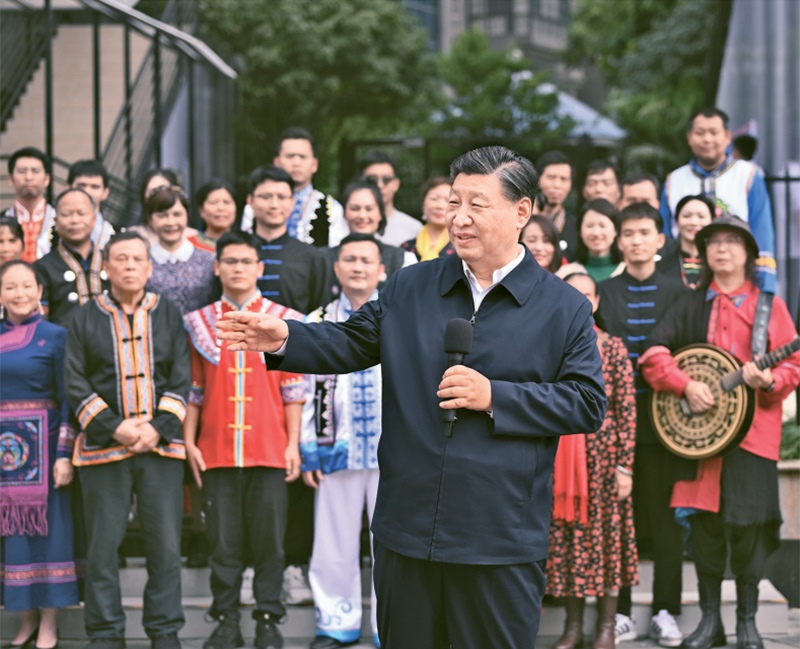 2023年12月14日至15日，中共中央總書記、國(guó)家主席、中央軍委主席習(xí)近平在廣西考察。這是14日上午，習(xí)近平在南寧市良慶區(qū)蟠龍社區(qū)考察時(shí)，同社區(qū)各族群眾親切交流。 新華社記者 燕雁/攝