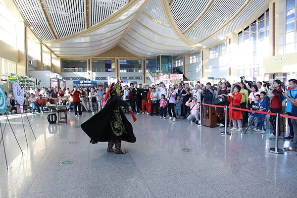 演員在中老鐵路瑯勃拉邦車(chē)站表演節(jié)目。蓬屏攝