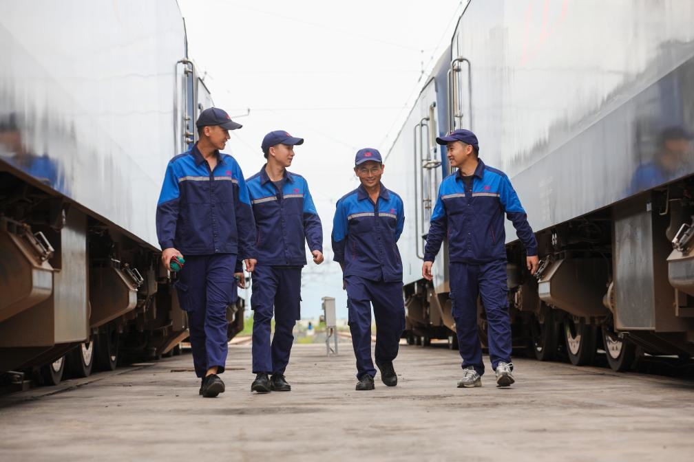 2024年9月9日，來自中國、老撾的師徒4人在中老鐵路萬象運(yùn)營管理中心的機(jī)車檢修庫內(nèi)。新華社發(fā)（楊永全攝）