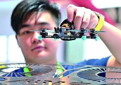 在首屆晉江科技成果轉(zhuǎn)化對(duì)接洽談會(huì)智能裝備展位，工作人員在展示無(wú)人機(jī)研究成果。新華社發(fā)