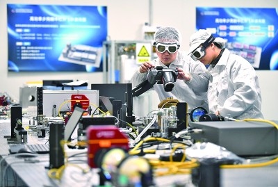 科研人員在中國(guó)科學(xué)院西安光學(xué)精密機(jī)械研究所阿秒科學(xué)與技術(shù)研究中心做實(shí)驗(yàn)。新華社發(fā)