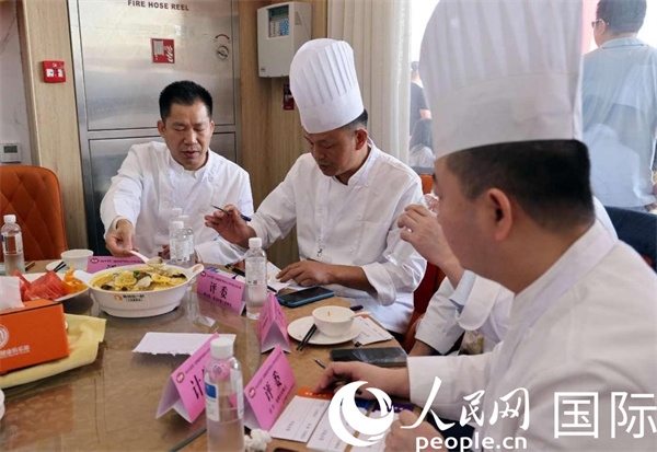 評委正在品嘗菜品并打分。人民網(wǎng)記者 管克江攝