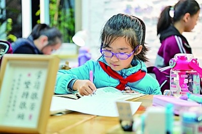 在河南洛陽市澗西區(qū)長安路街道長安路二社區(qū)共享自習室內(nèi)，孩子們在學習。李衛(wèi)超攝/光明圖片