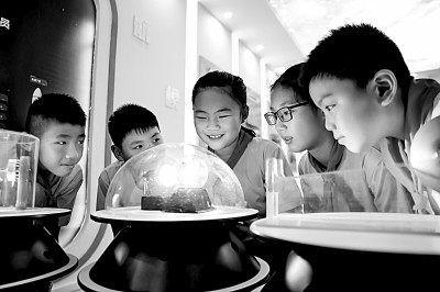 江西省南昌市青云客航天科創(chuàng)空間青少年科普館，孩子們在觀察光壓傳動試驗。鮑贛生攝/光明圖片