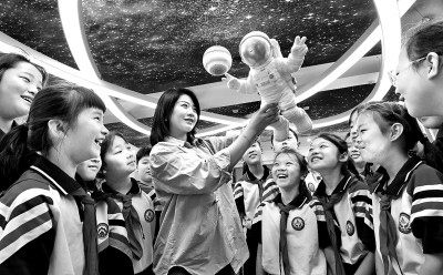 河北省邯鄲市邯山區(qū)實驗小學(xué)老師向?qū)W生們介紹航空航天知識。郝群英攝/光明圖片