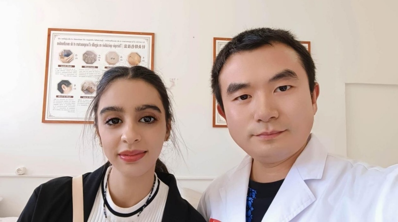 康復(fù)后的阿斯瑪與中國醫(yī)生梁敏。中國援阿爾及利亞醫(yī)療隊(duì)供圖